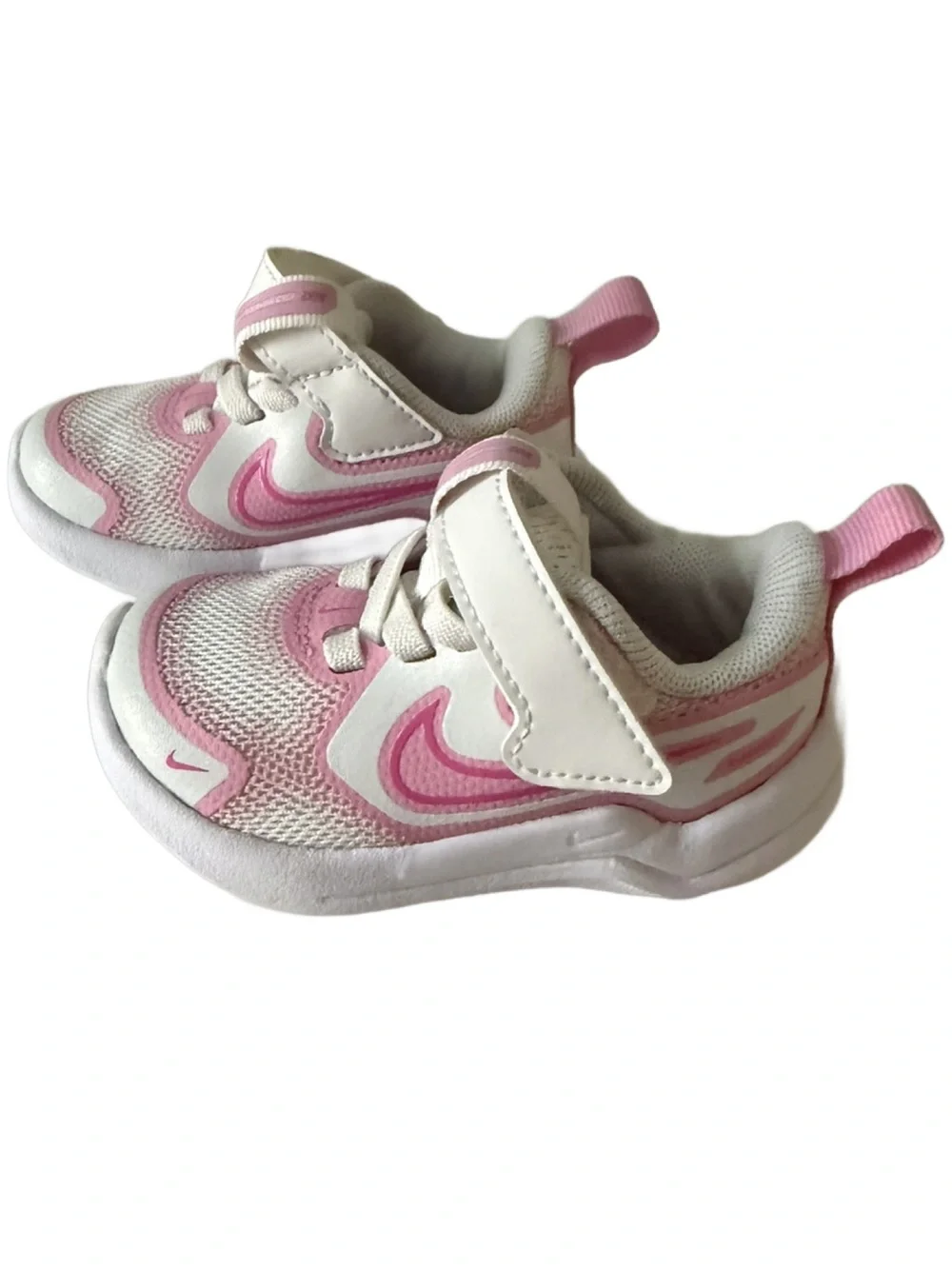 Nike Toddler Cosmic Runner White and Pink Velcro Athletic Sneakers. 4C